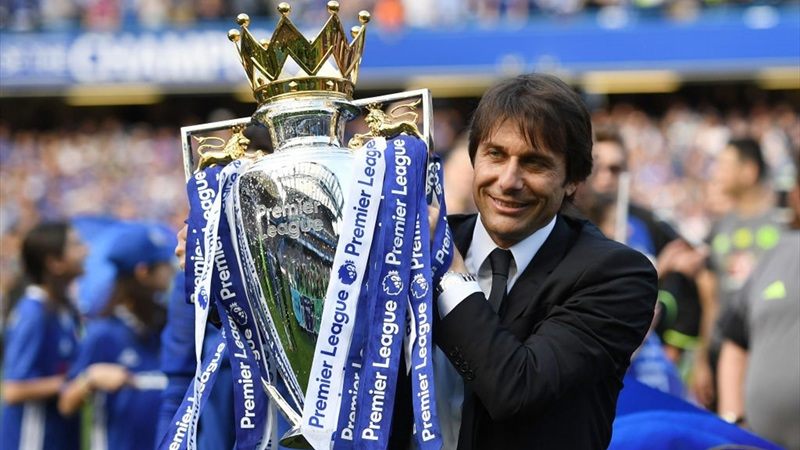 Antonio Conte và chiếc cúp vô địch Premier League tại Chelsea