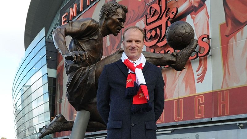Dennis Bergkamp và bức tượng của ông tại sân vận động Emirates Stadium