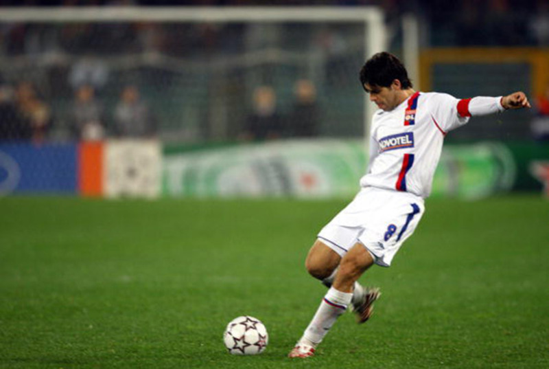 Huyền thoại Juninho sút phạt cho Olympique Lyonnais